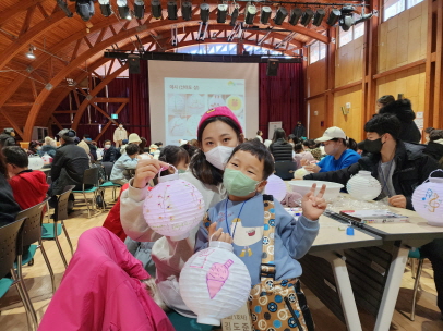 가족과 좋은 추억을 만들며 행복해하고 있는 다문화가족들