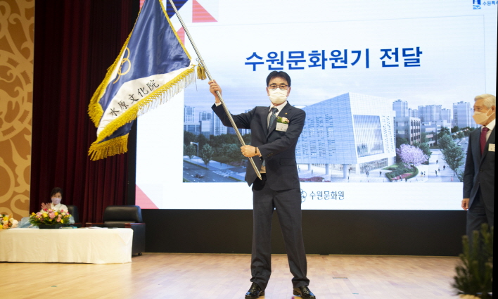 제21᛫22대 수원문화원장 이᛫취임식에서 수원문화원기를 전달받은 김봉식 신임 수원문화원장. 27일 경기남부뉴스