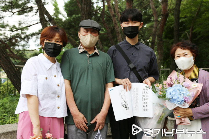 제22회 백운서예문인화대전에서 성인부 최우수상을 수상한 김태완(왼쪽에서 두번째) 씨와 가족, 22일 경기남부뉴스