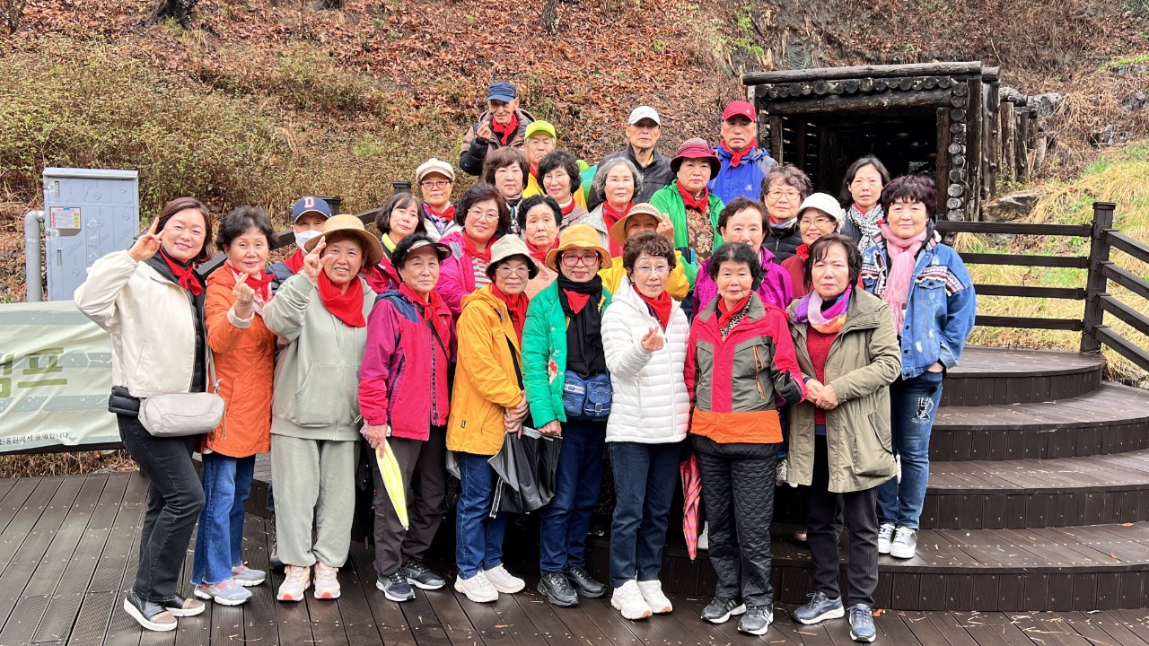 아름다운실버들이 봄소풍에서 단체사진을 찍고 있다.