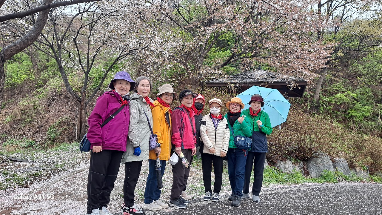 친구분들과 우산을 쓰고 행복한 웃음을 띠고 있는 실버들