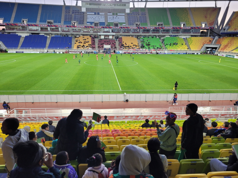 2023년 4월 7일 수원올림픽경기장. 한국 대 잠비아 여자축구 국가대표 친선경기. 잠비아 관중석에서 경기남부뉴스