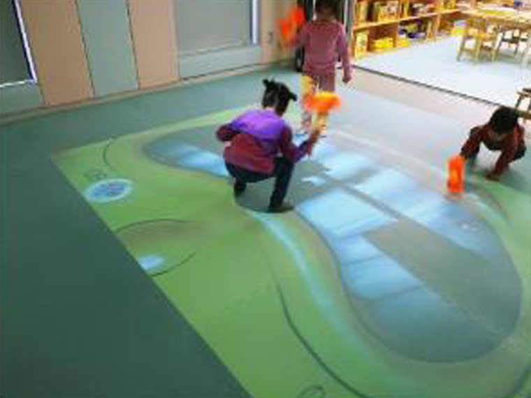 '두루미 공동육아나눔터'의 신개념 XR놀이터에서 반응형 놀이중인 어린이들