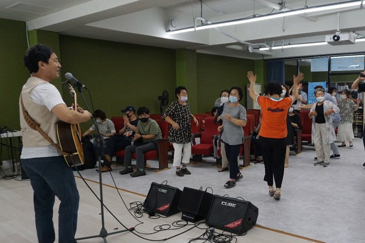 리오몬따냐 공연과 함께하는 관객들, 여주 청심작은도서관 ‘제1회 여주시민을 위한 한여름밤 공연’ 모습