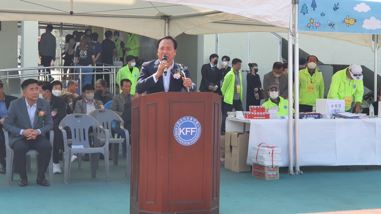 30일 한국자유총연맹 오산시지회, 제34회 '어린이 자전거 달리기 대회' 개회식에서 이권재 시장이 축사를 하고 있다.