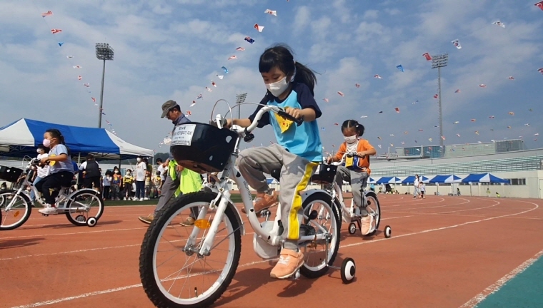 힘을 내서 페달을 밟는 참가 어린이들, 이권재 오산시장