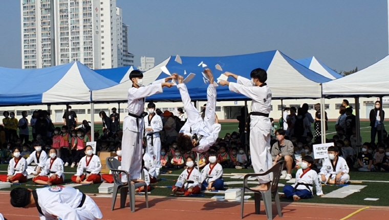 어린이들이 마음껏 즐기고 뛰어놀 수 있는 가족 축제의 장 제34회 어린이 자전거 달리기 대회에서 '경희대 드림태권도' 원생들의 태권도 시범이 있었다.