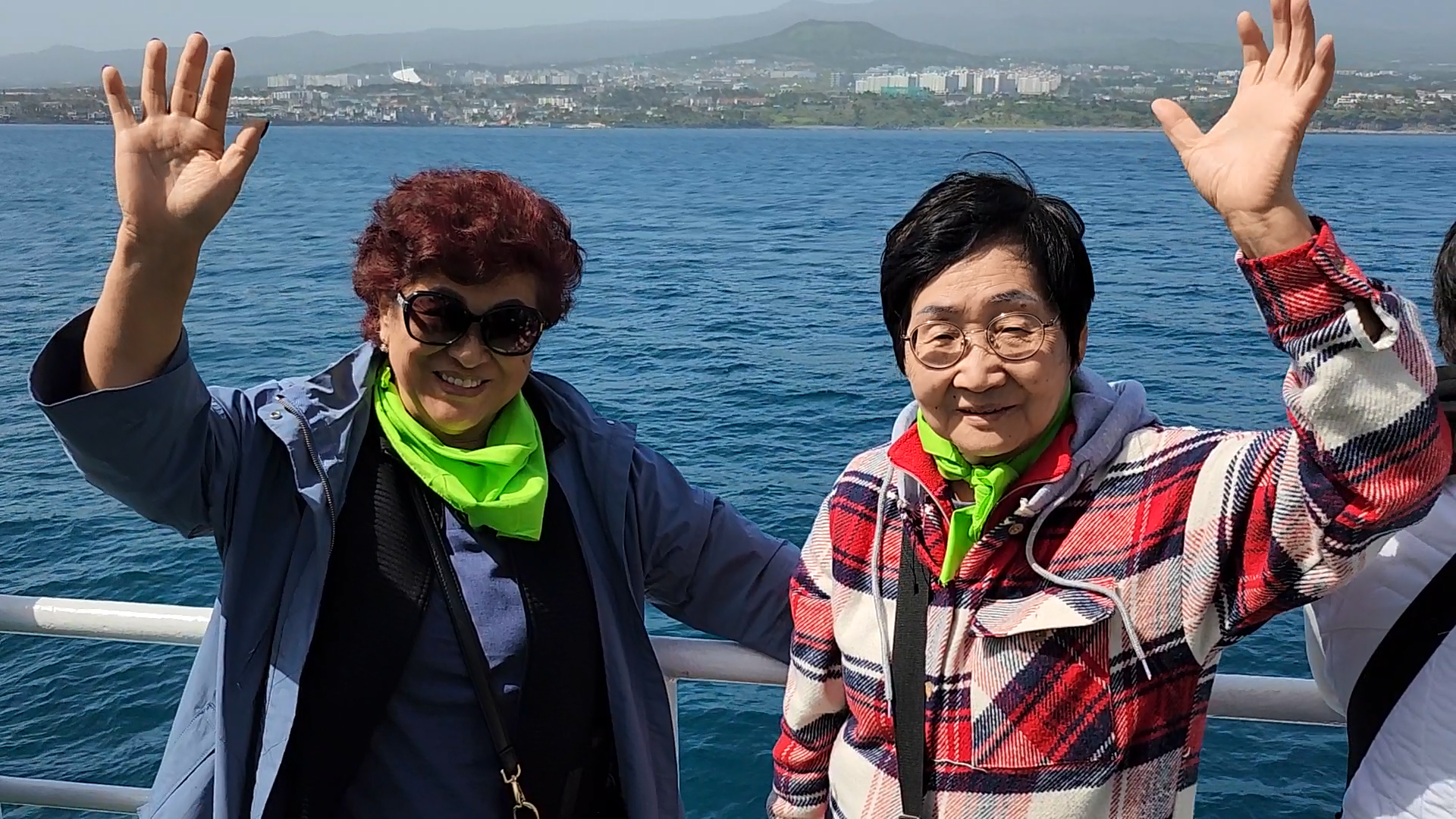 ▲유람선을 타고 제주도 수학여행을 즐기고 있는 민들레실버대학 학우들