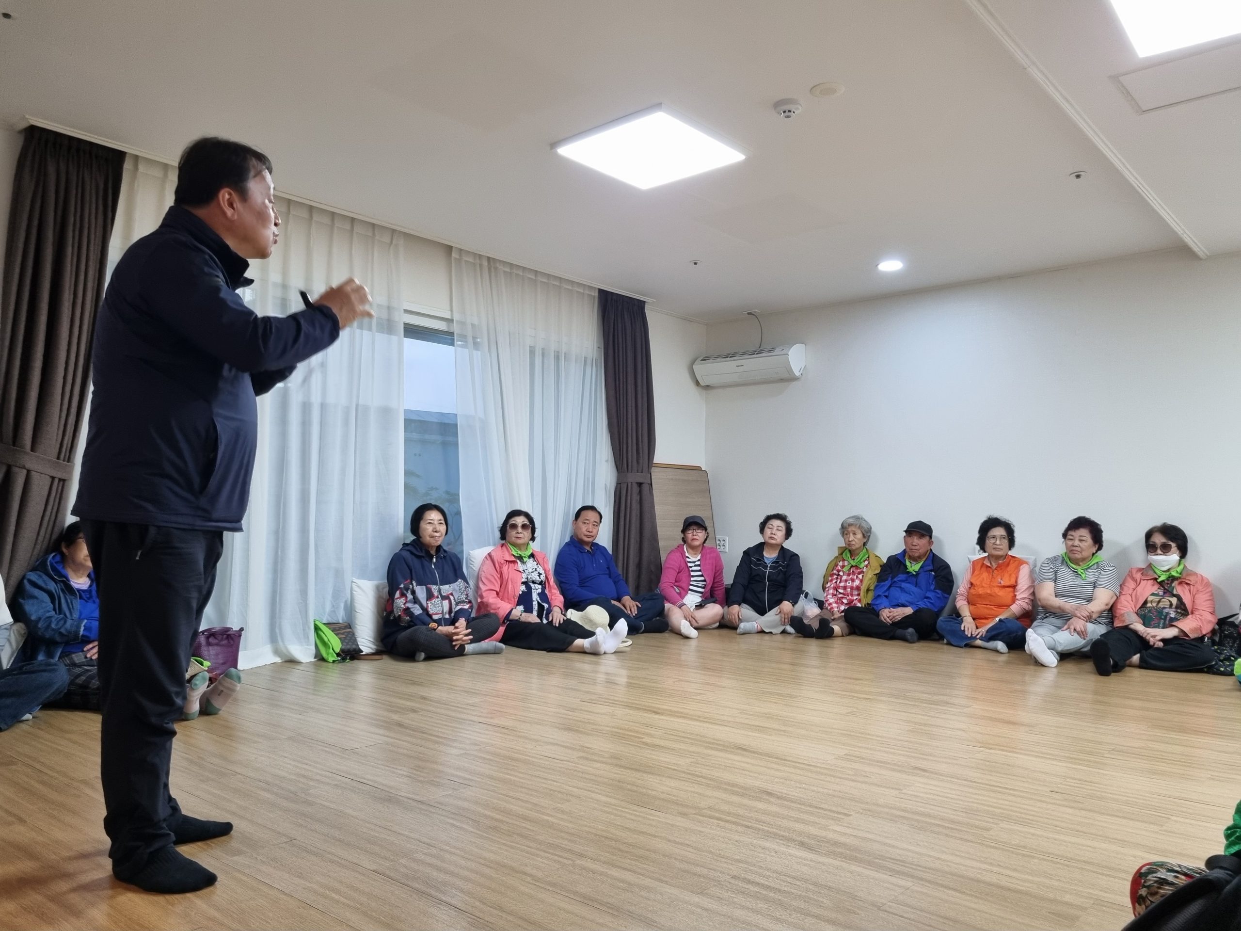 ▲ 민들레실버대학 제주 수학여행에서 갖는 실버 마인드강연