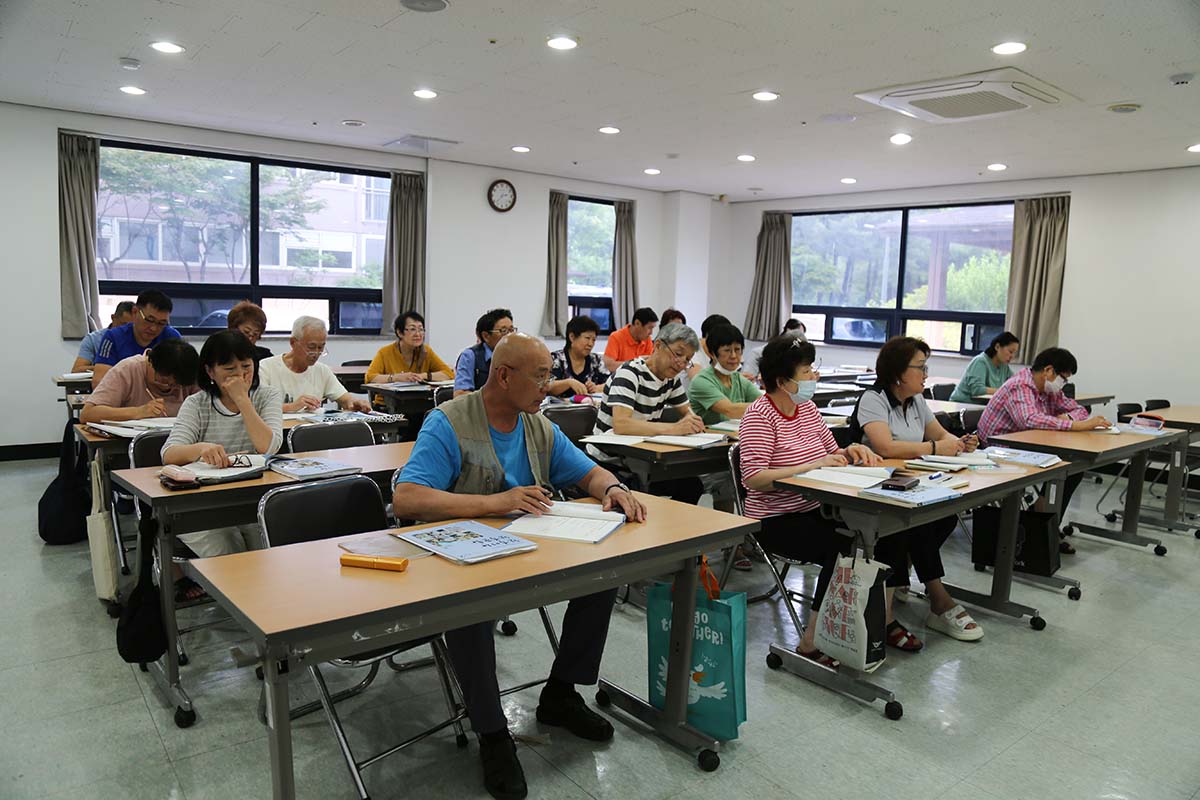 안산 고향마을아파트 내 복지관, 한국어를 몰라 불편한 어르신을 위해 한글학교 수업을 진행중이다. 경기남부뉴스 2023.5.19