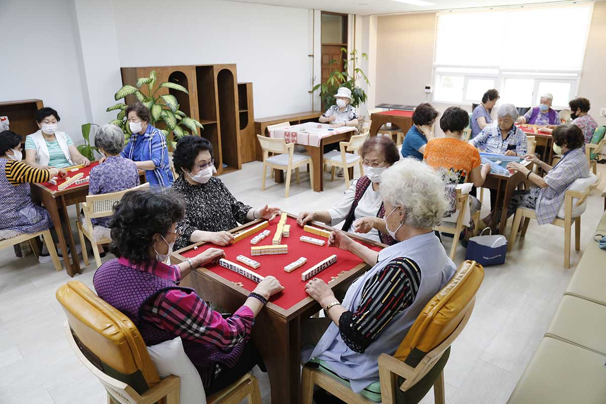 어르신들은 삼삼오오 모여 놀이를 통해 교류하며 시간을 보내고 있다.