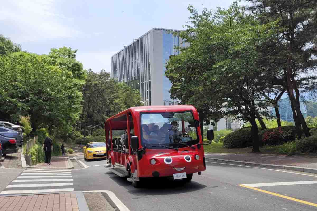 가천대학교 에코버스 '무당이'는 무당벌레를 닮은 귀여운 버스다. 가천대역과 교내를 순환 운행한다.