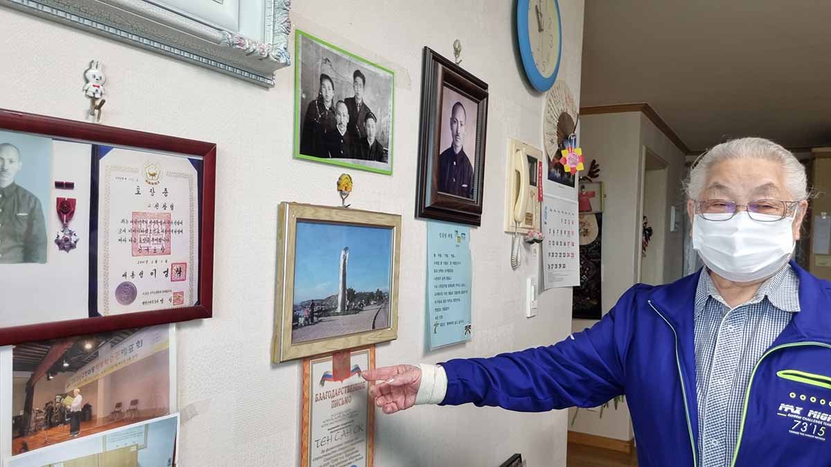 사할린주 코르사코프시 망향의 언덕에 세워진 탑을 가리키는 전상옥 어르신. 7일 경기남부뉴스