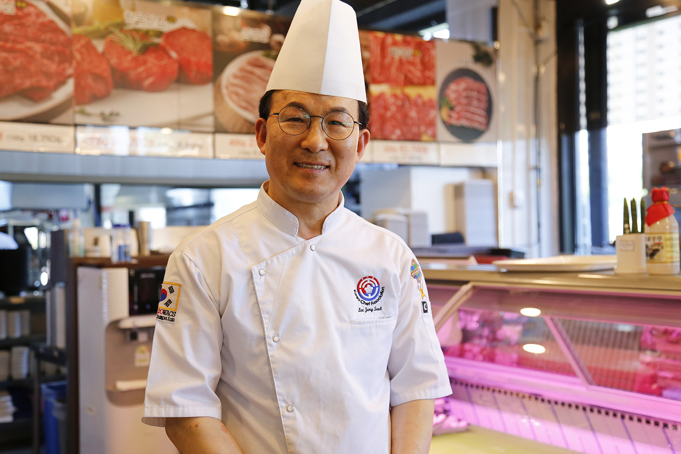 정육식당이라 고품질 고기를 좋은 가격에 제공하는 '명가정한우마을', 남녀노소에게 귀한 대접 받는 느낌을 제공한다. 사진은 주인공인 이종섭 대표