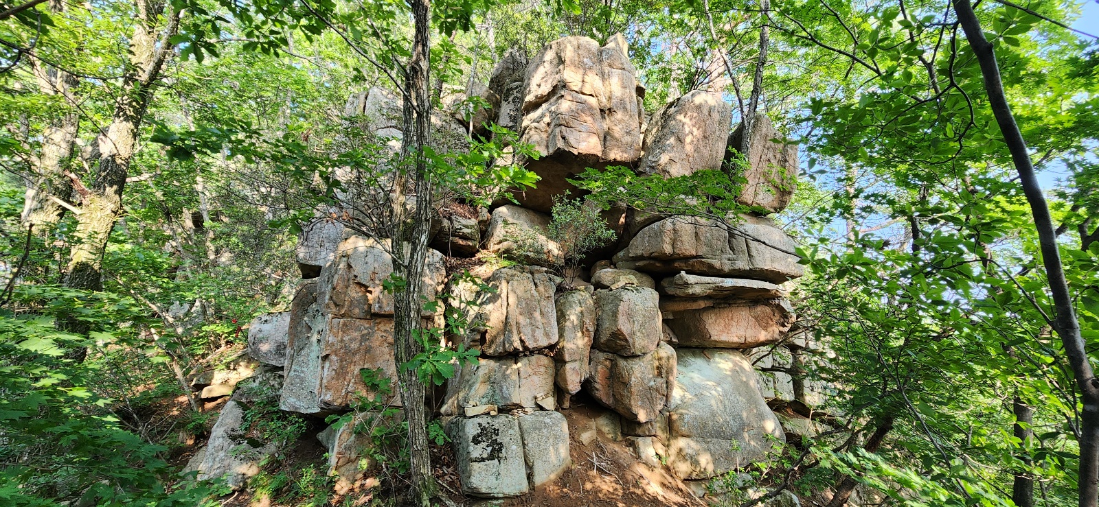 구왕봉으로 올라가는 길에 층층이 쌓여있는 돌이 꼭 떡을 쌓아 놓은 모양과 같아 떡바위로 부르기로 했다. 사진 배건일, 경기남부뉴스