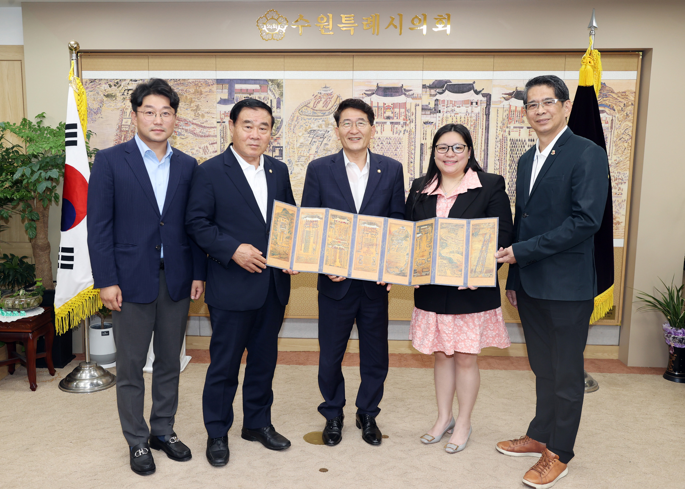 왼쪽부터 수원특례시의회 이희승 의원, 이재식 부의장, 김기정 의장,캐롤린 쿠나난 MMCL 현 회장, 에드가 노엘 카스틸로 MMCL 전 회장