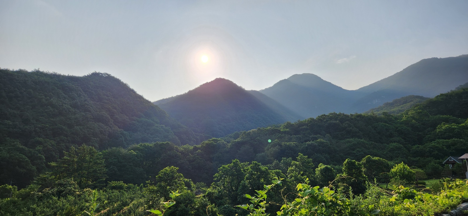 희양산은 백두대간 속리산과 소백산 사이에 있는 우뚝 솟은 암봉산으로 산세가 빼어나며 바위로 되어 있다. 사진 배건일, 경기남부뉴스