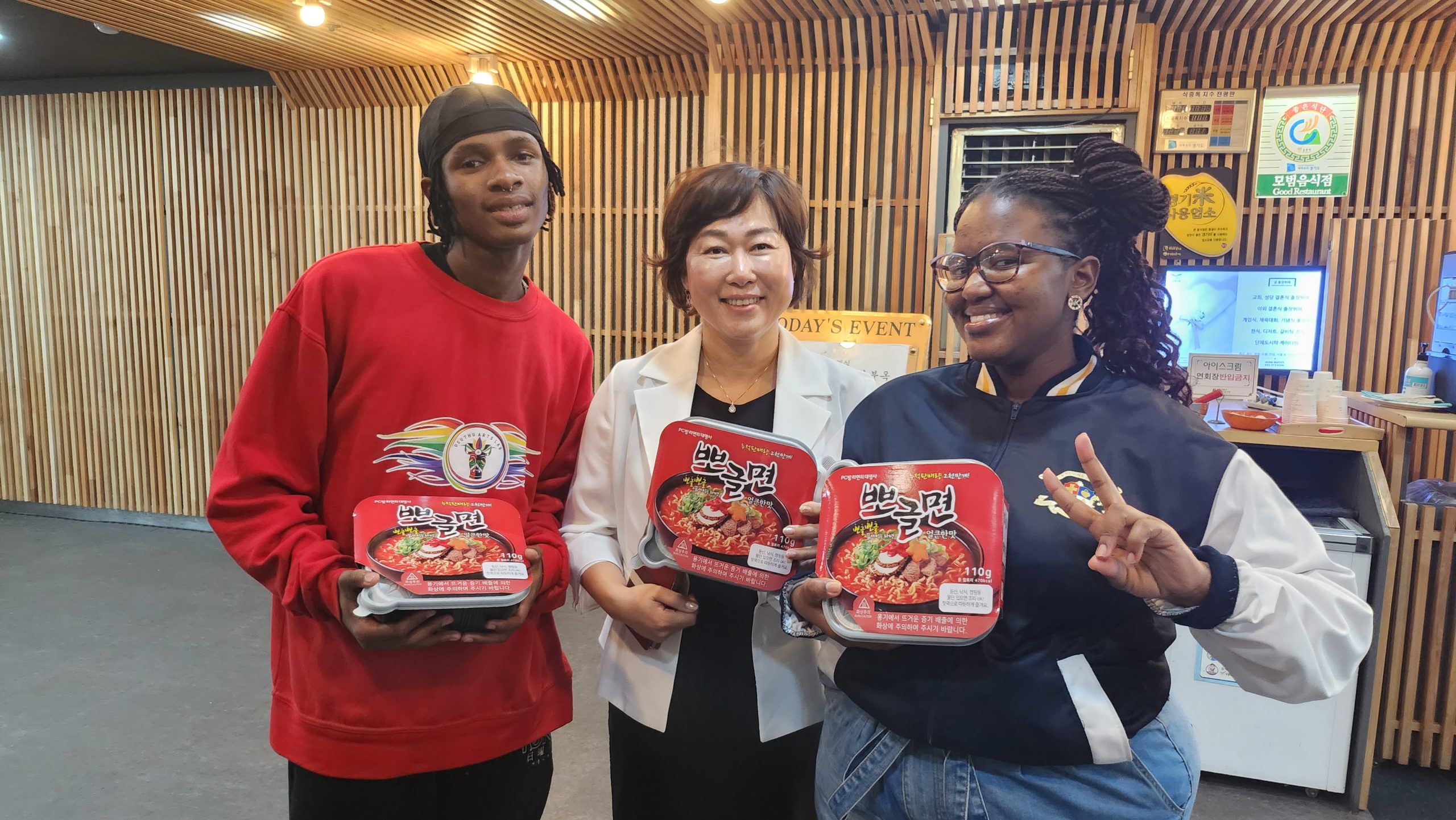 ▲ 정미섭 대표는 우수투의 한국에서 남은 일정을 응원하며 즉석발열라면을 선물로 증정했다.