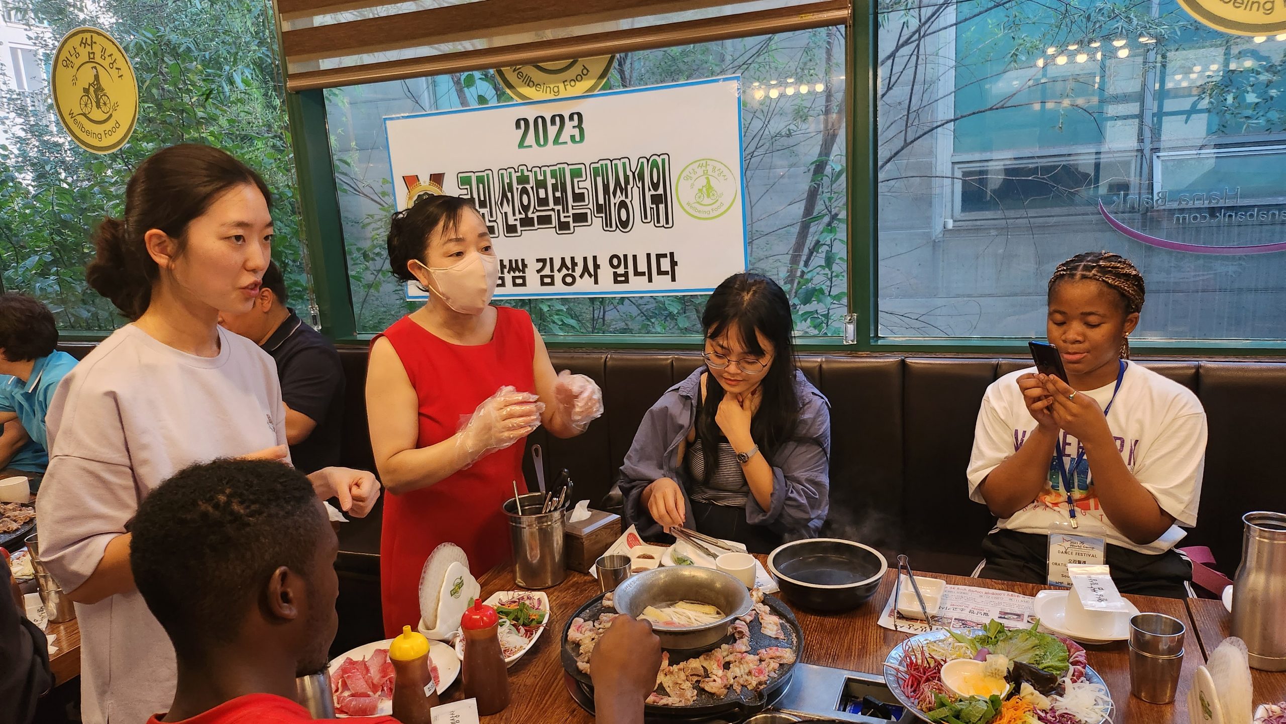 ▲ 월남쌈김상사 오산점 전유옥 사장이 식사 방법을 안내하고 있다.