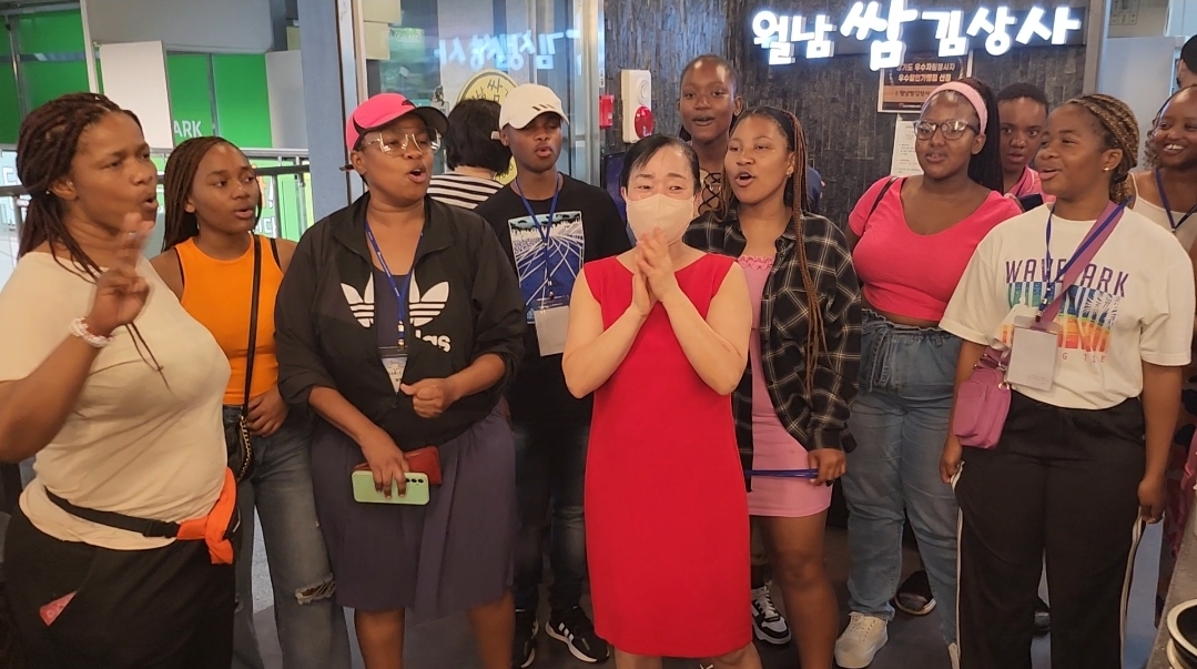 ▲ 한 끼 나눔으로 한국의 정을 전해 이에 감동한 남아공 학생들이 노래로 화답하고 있다.
