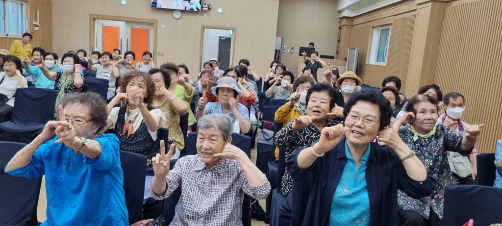 레크레이션을 따라하며 즐거워하는 참석자들 사진: 경기남부뉴스
