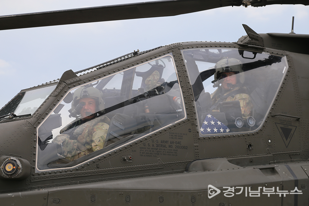 아파치 헬기, 무기 장착과 연료 보급 후 미2사단 허프만 대대장 외 병력 탑승완료