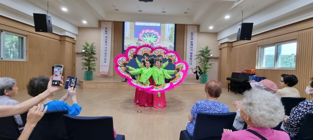 부채춤 공연을 즐기고 있는 실버들 사진: 경기남부뉴스