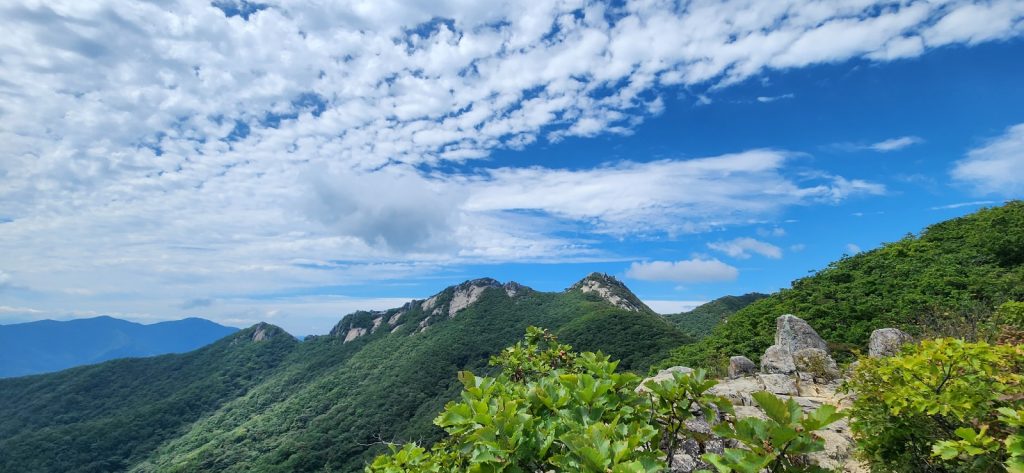 황석산과 구름이 어울어져 한폭의 그림같습니다. 사진: 배건일, 경기남부뉴스