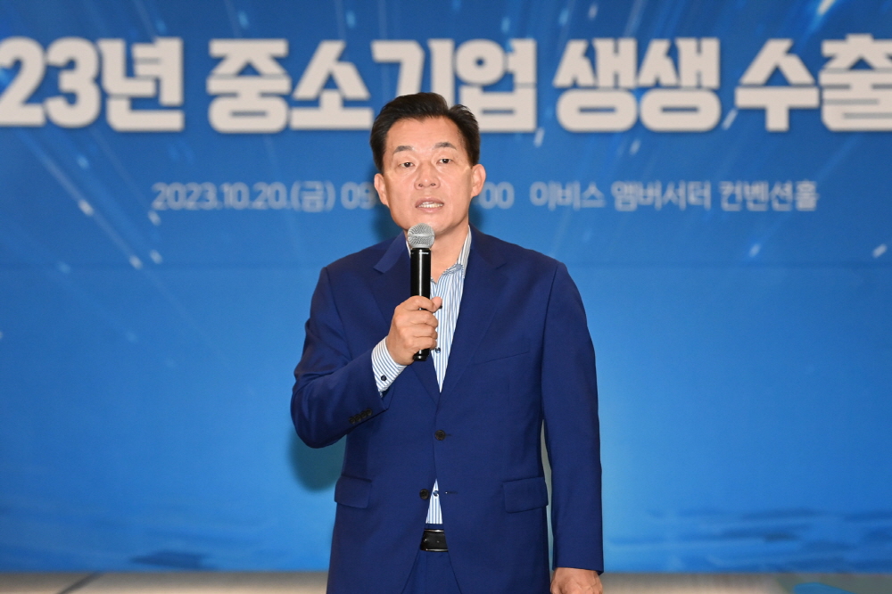 이재준 수원특례시장이 '2023년 중소기업 생생 수출마당’에서 발언을 하고있다.