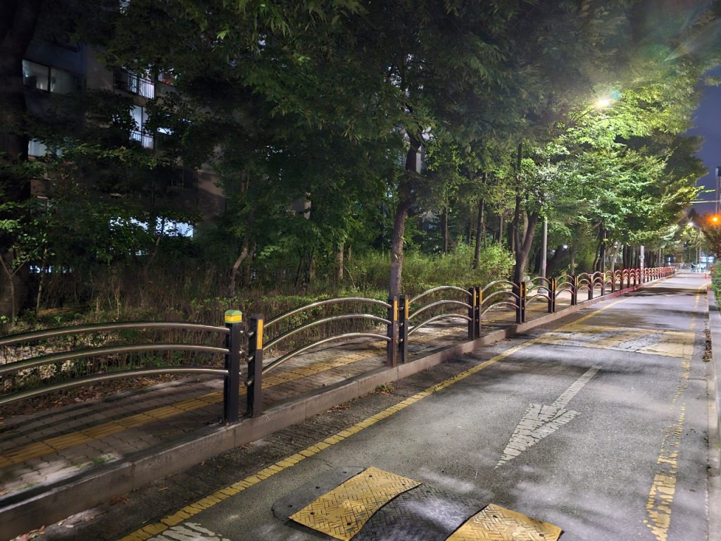 수원 권선동 성지아파트·한양아파트 주변 가로등 설치전 어둠던 거리가 환해졌다.