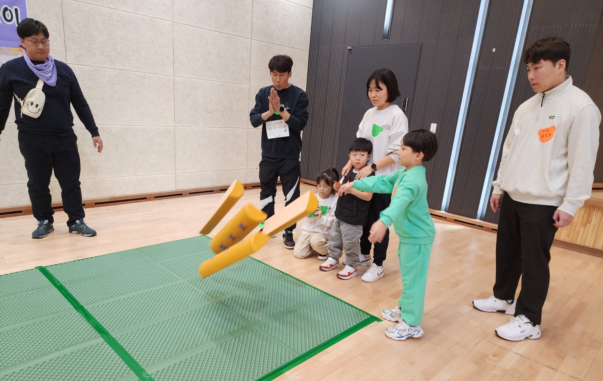 ▲ 온 가족이 놀이마당 체험을 '제5회 엄마아빠도 함께놀이터'에서 즐기다.