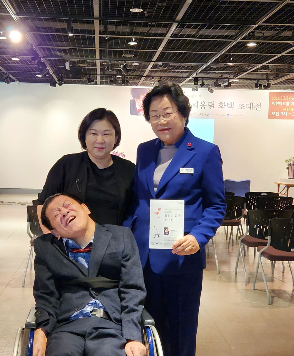 뒷줄 왼쪽부터 이천 행복한작은도서관 전미숙 관장, 김경희 이천시장, 구족화가 최웅렬 화백