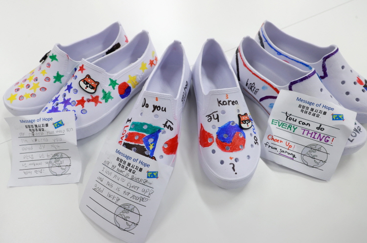 용인의 학생들이 남수단에 전달한 운동화와 편지