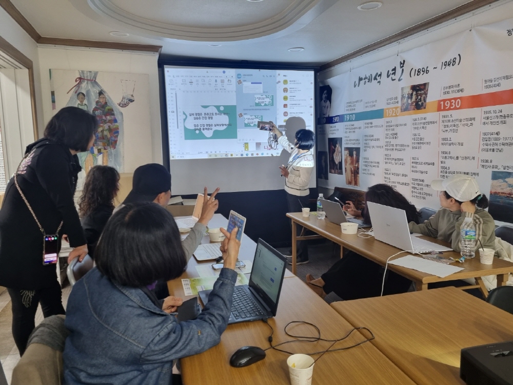 수원시가 디지털배움터 '에듀버스' 교육을 하고 있다.