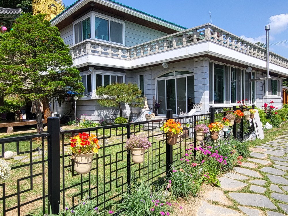 개인 주택 마당을 공유하며 선바닥정원으로 조성한 '행궁언덕마을 누구나 정원'