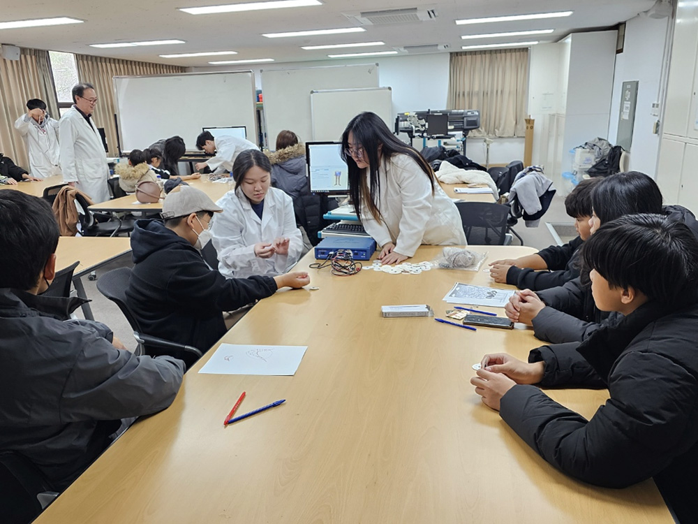 안양시 가족센터(센터장 오연주)는 대림대학교(총장 황운광) HiVE 사업과 연계한 ‘부모와 함께하는 과학교실’을 성황리 개최. 2023년 11월 4일부터 25일까지 총 4주 동안 다문화가족, 한부모가족 등 총 10가족 20명과 진행해.