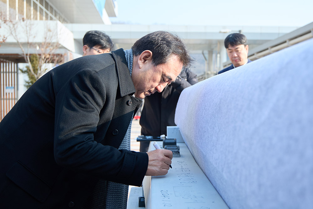 여주⟷원주 복선전철 건설사업 착공식에 강천역 신설이 꼭 필요하다는 내용을 작성하는 이충우 여주시장. 1월 12일