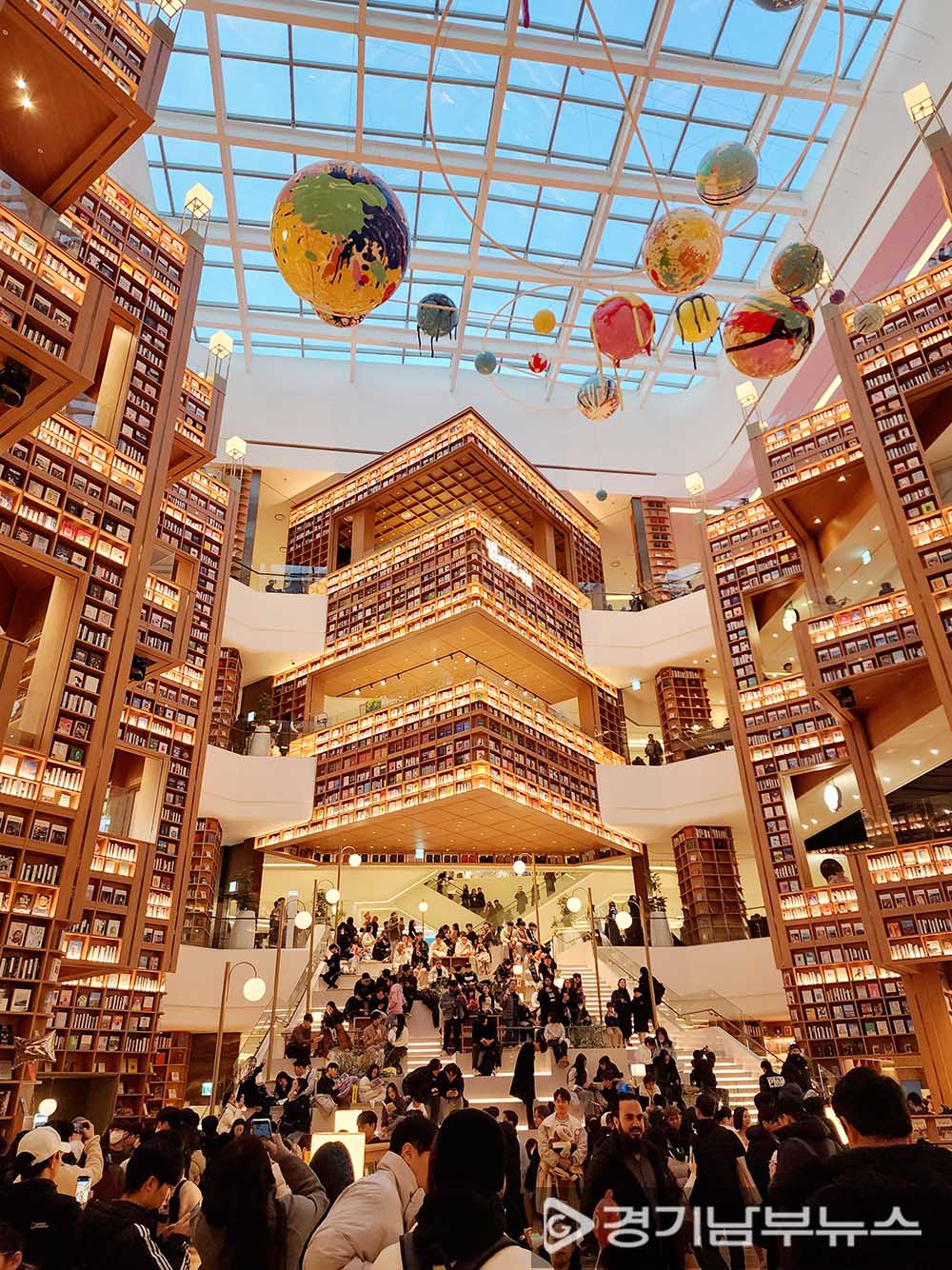 4층에서 찍은 별마당도서관 4~6층 모습. 27일 경기남부뉴스