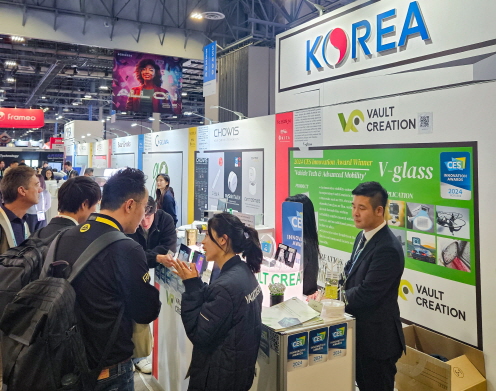 CES 2024 참가기업 볼트크리에이션이 해외 바이어와 상담하고 있다.
