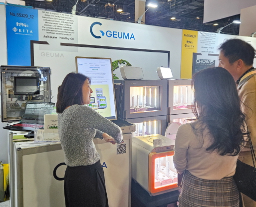 CES 2024 참가기업 (주)금아가 해외 바이어와 상담하고 있다.