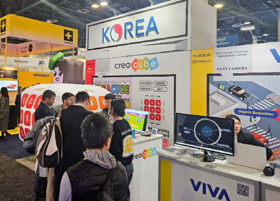 CES 2024 참가기업 (주)크레아큐브가 해외 바이어와 상담하고 있다.