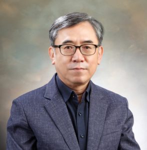 이건우 일리출판사 대표 *경력 조선일보 편집국 스포츠레저부᛫수도권부 기자, 스포츠투데이 창간참여᛫편집국장/ 서울 보성고, 고려대 신문방송학과 졸업/ 저서 《엄마는 오늘도 책 쓰기를 꿈꾼다》 《직장인 최종병기 책 쓰기》 《누구나 책쓰기》, 번역 《모리의 마지막 수업》 / 글쓰기와 책 쓰기 강연 문의 eeleebooks@naver.com