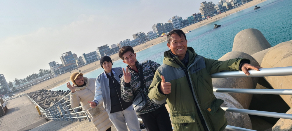 태국에서 와 처음 바다를 보며 신기해하고 있는 참가자들