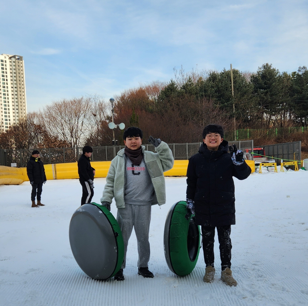 캠프 2일차, 친구와 안산 눈썰매장에서 썰매를 즐기고 있다.