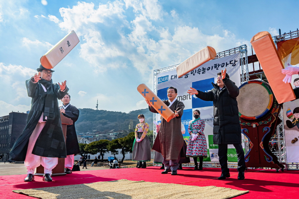 이재준 수원특례시장(가운데)이 민속놀이 체험을 하고 있다.