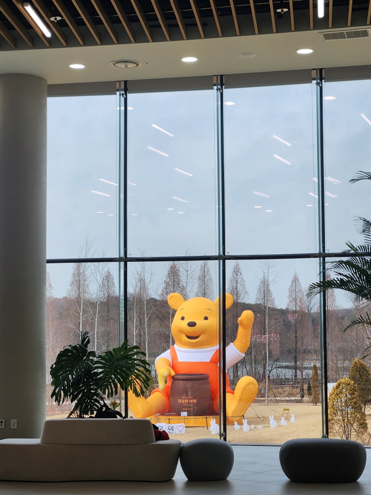 수원 일월수목원 잔디마당에 설치된 초대형 곰 풍선인형을 방문자센터에서 찍은 사진