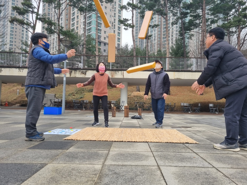 수원시가 시민모두의 공원 민속놀이를 운영하고 있다.