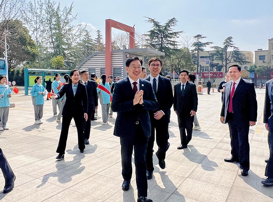 양평중학교와 자매결연 시행을 논의하고자 중국 조장제15중학교를 방문한 전진선 군수