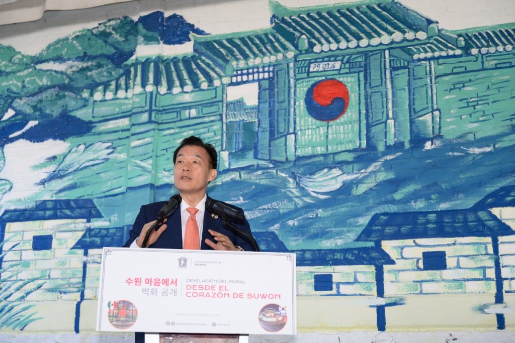 이재준 시장이 톨루카시에 설치된 벽화‘수원의 심장에서’제막식에서 인사말을 하고 있다.