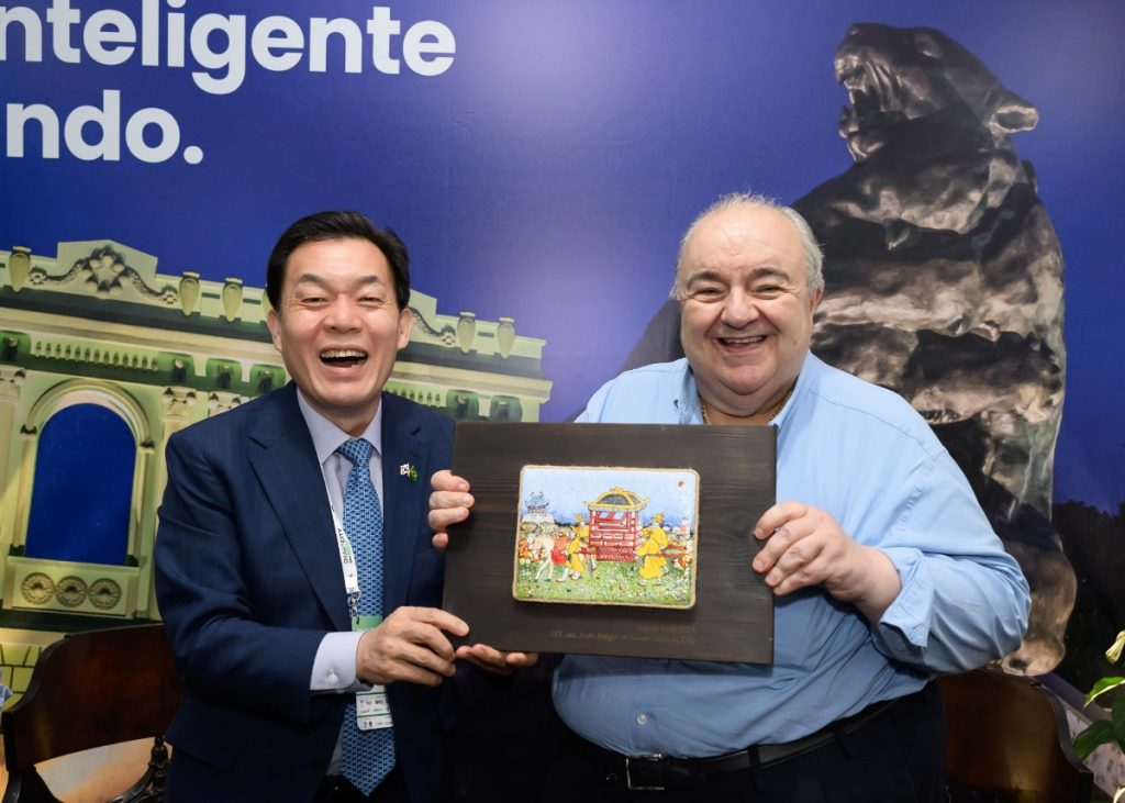 이재준 시장이 마세도의 라파엘 그레카(Rafael Greca de Macedo)쿠리치바시장을 만나 활짝 웃고 있다.